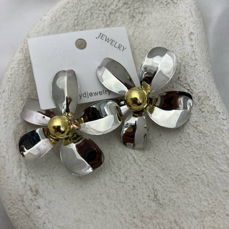 گوشواره آبکاری نقره طرح گل لاله وسط مروارید تنوع طرح رنگ ثابت کد tj (پس کرایه)