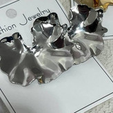 گوشواره آبکاری نقره طرح مینیمال برگ رنگ ثابت کد tj (پس کرایه)