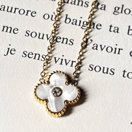 گردنبند و آویز استیل زنانه طرح گل ونکلیف وسط نگین Vancleef رنگ ثابت کد tk (پس کرایه)
