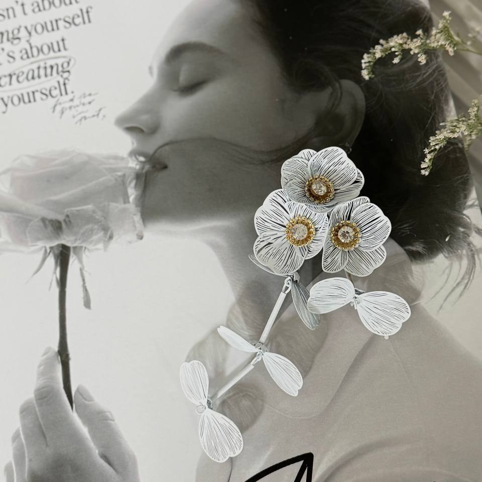 گوشواره آبکاری نقره طرح گل درشت سه گلبرگ وسط نگین و برگ رنگ ثابت کد sm (پس کرایه)