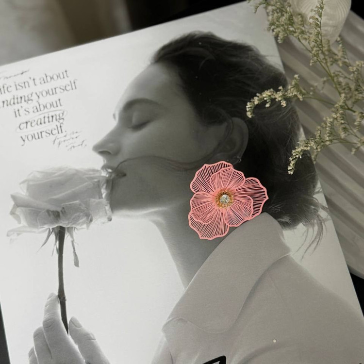 گوشواره آبکاری نقره طرح گل درشت توری وسط نگین میخی رنگ ثابت کد sm (پس کرایه)