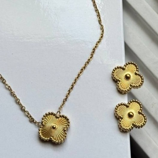 نیم ست گردنبند و گوشواره استیل زنانه طرح گل ونکلیف Vancleef طلایی و نقره ای رنگ ثابت کد sm (پس کرایه)