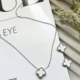نیم ست گردنبند و گوشواره استیل زنانه طرح گل ونکلیف Vancleef طلایی و نقره ای رنگ ثابت کد sm (پس کرایه)