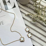نیم ست گردنبند و گوشواره استیل زنانه طرح گل ونکلیف Vancleef طلایی و نقره ای رنگ ثابت کد sm (پس کرایه)