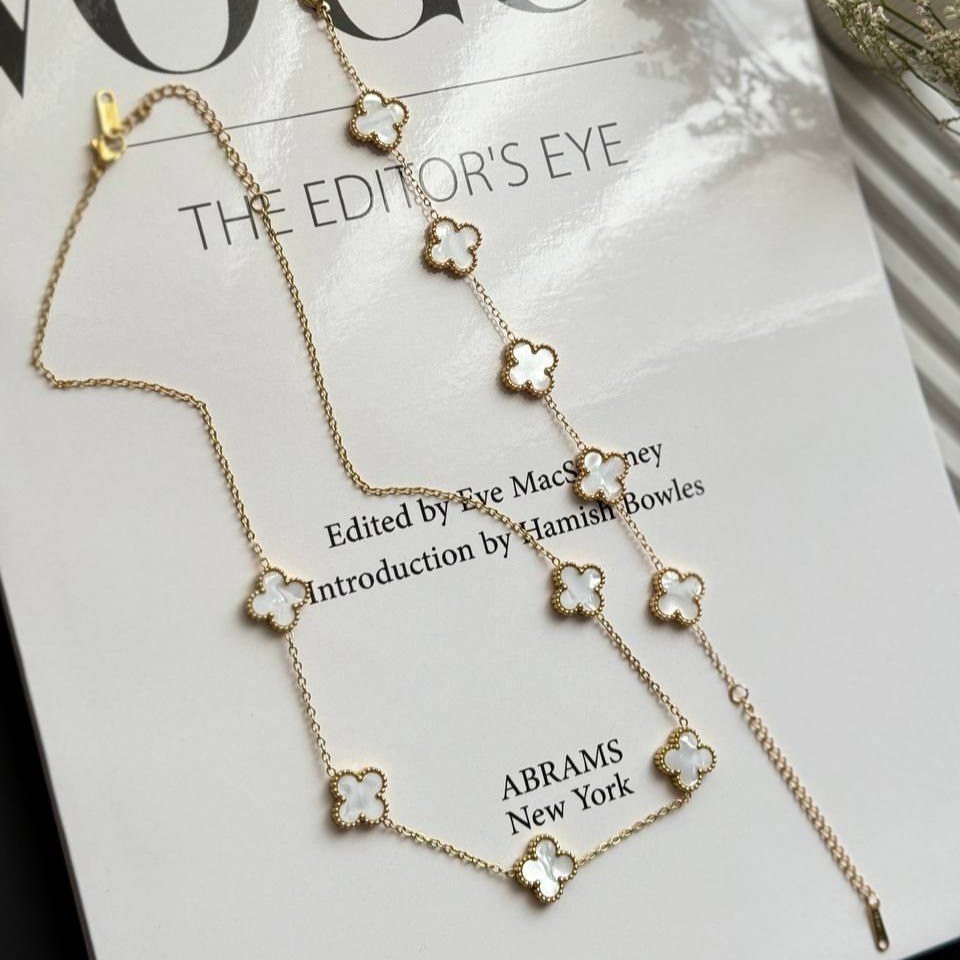 نیم ست گردنبند و دستبند استیل زنانه طرح گل ونکلیف Vancleef نگین رنگی طلایی و نقره رنگبندی کامل رنگ ثابت کد sm (پس کرایه)