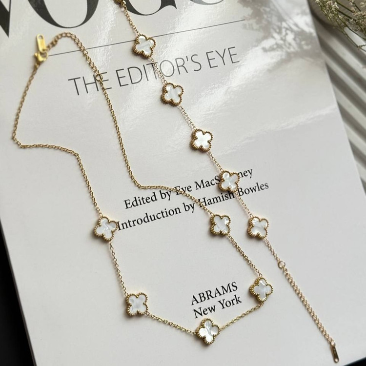 نیم ست گردنبند و دستبند استیل زنانه طرح گل ونکلیف Vancleef نگین رنگی طلایی و نقره رنگبندی کامل رنگ ثابت کد sm (پس کرایه)