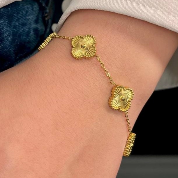 دستبند استیل زنانه طرح گل ونکلیف Vancleef طلایی رنگ ثابت کد tk