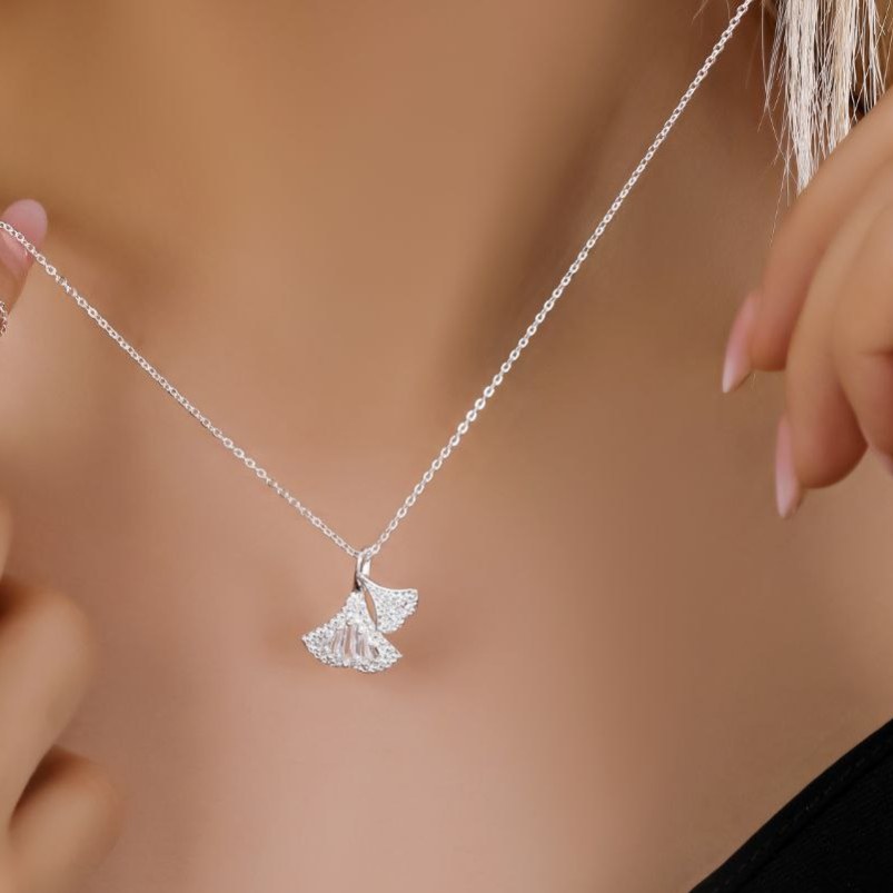 گردنبند و آویز پلاک آبکاری نقره طرح گل ونکلیف Vancleef نقره ای تنوع طرح رنگ ثابت کد mp