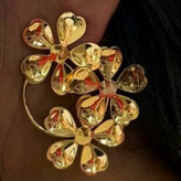گوشواره آبکاری نقره زنانه طرح مینیمال گل حلقه ای رنگ ثابت کد sm