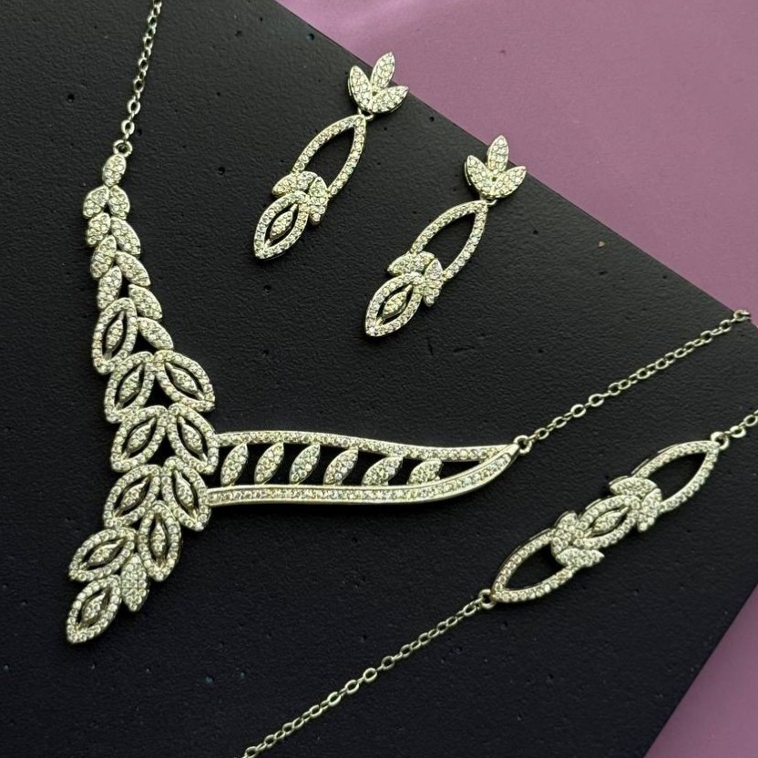 نیم ست گردنبند و گوشواره و دستبند طرح جواهری زنانه طرح فول نگین برگی رنگ ثابت کد sm