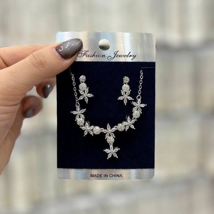 نیم ست گردنبند و گوشواره طرح جواهری طرح گل و برگ تمام نگین رنگ ثابت با تنوع طرح و مدل کدgy