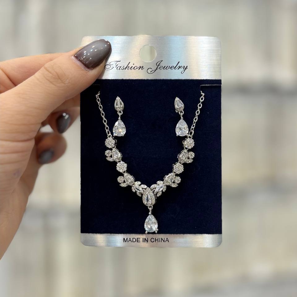 نیم ست گردنبند و گوشواره طرح جواهری طرح گل و برگ تمام نگین رنگ ثابت با تنوع طرح و مدل کدgy