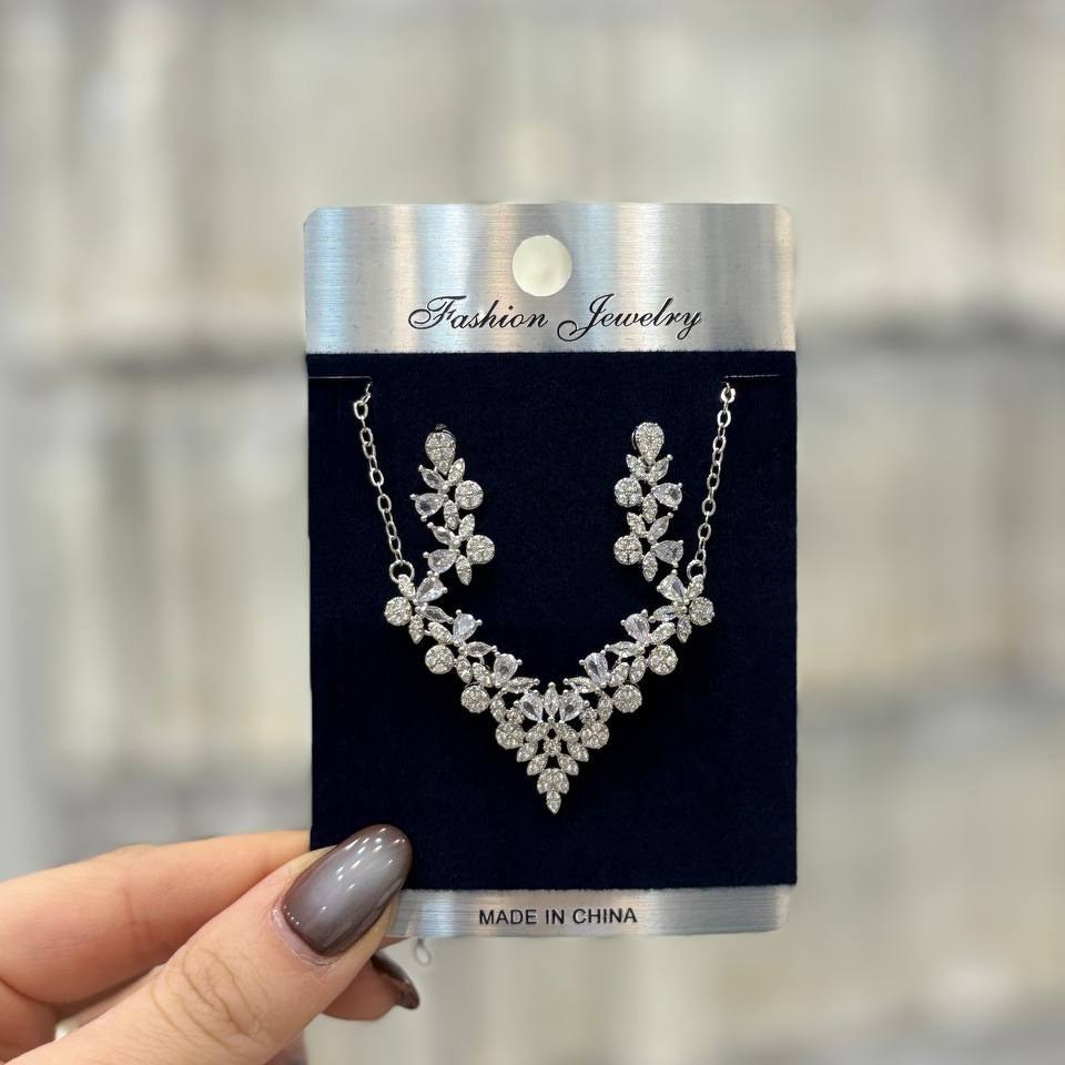 نیم ست گردنبند و گوشواره طرح جواهری طرح گل نگین گندمی رنگ ثابت با تنوع طرح کدgy