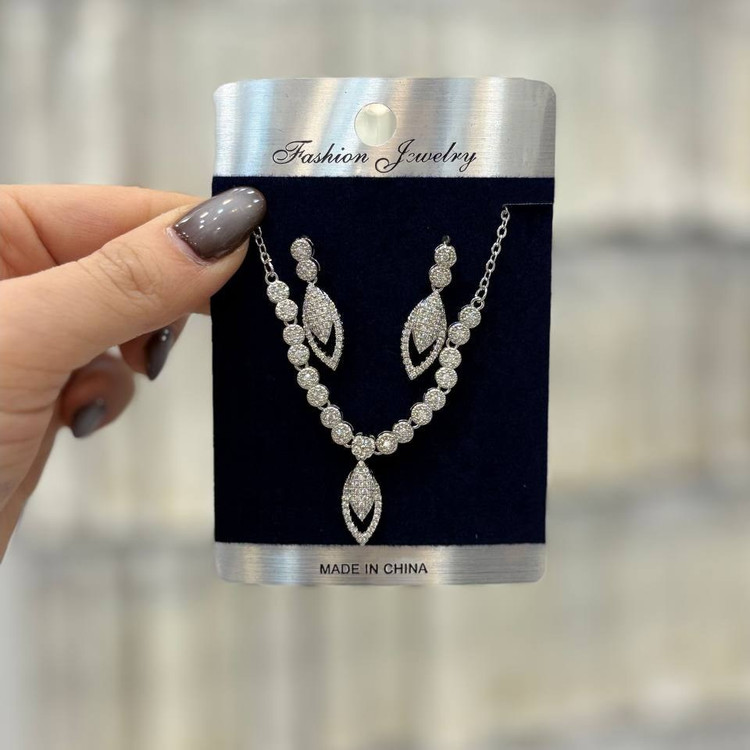 نیم ست گردنبند و گوشواره طرح جواهری طرح نگین اشکی قرمز رنگ ثابت با تنوع مدل کدgy