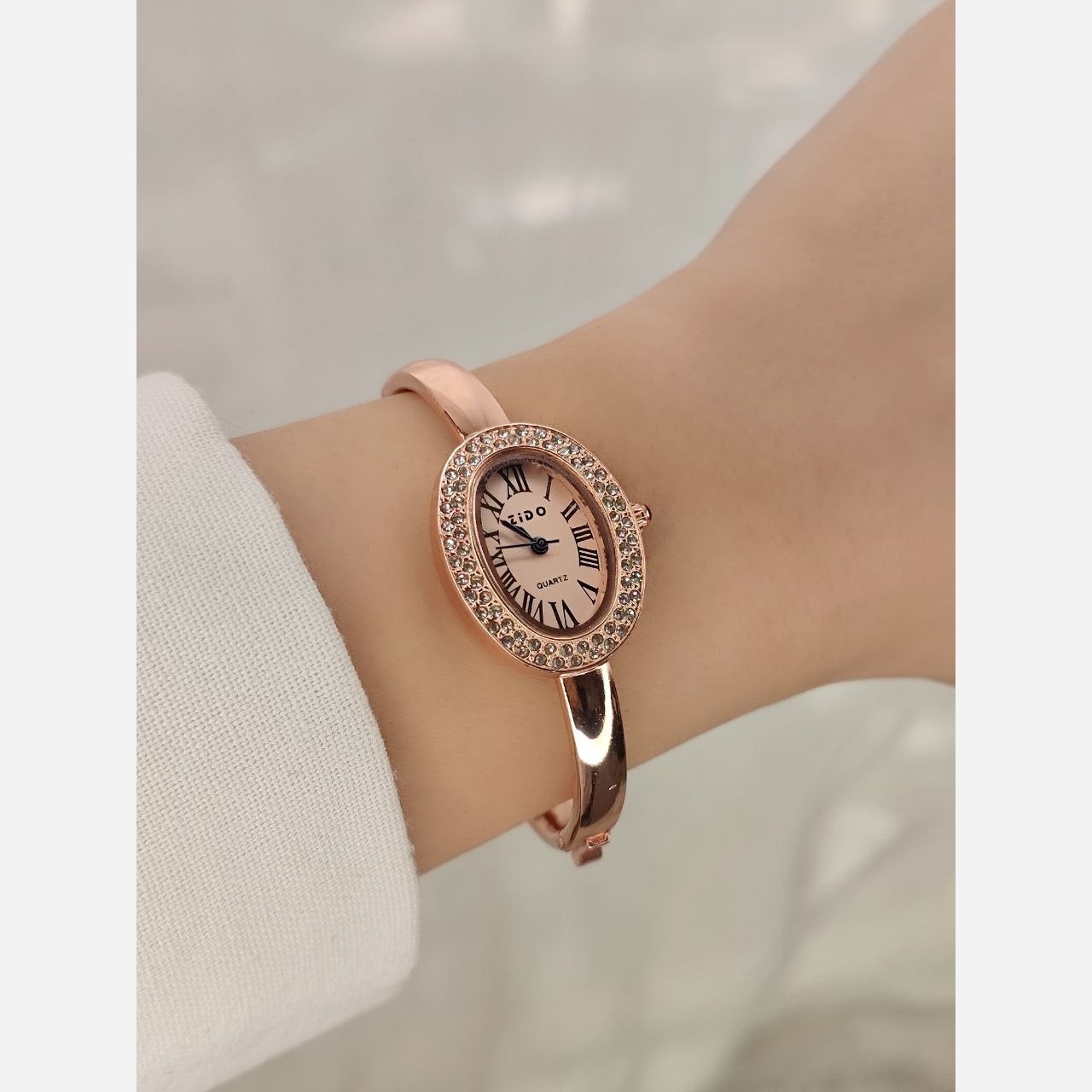 ساعت زنانه النگویی نگین دار مارک 55060073 ساعت النگویی زنانه با طراحی ظریف