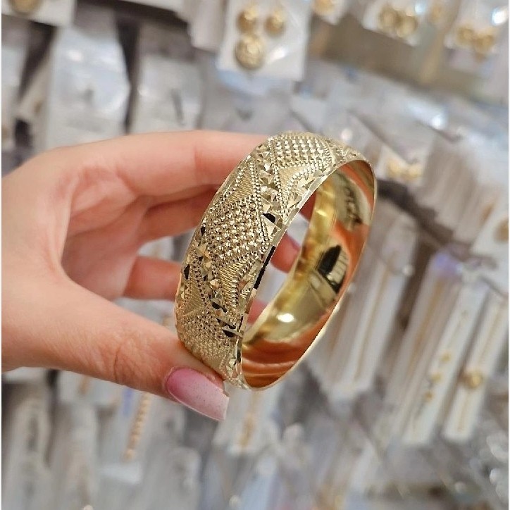 النگو تکپوش کاملا رنگ ثابت با طلا مونمیزنه و مناسب استفاده دائم ورق بزنید لطفا