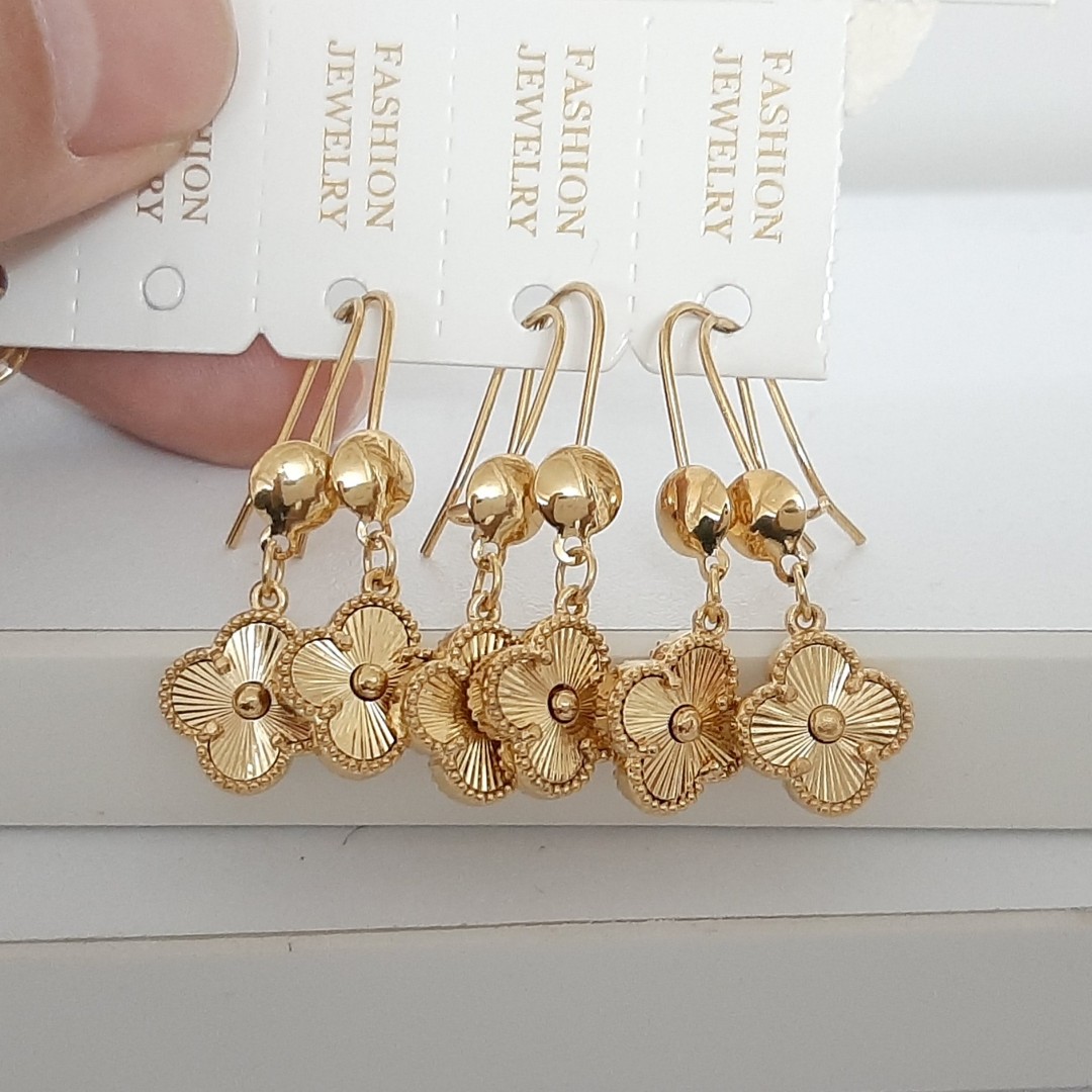 گوشواره ونکلیف استیل کاملا رنگ ثابت با آبکاری طلا و استفاده مدام ورق بزنید لطفا