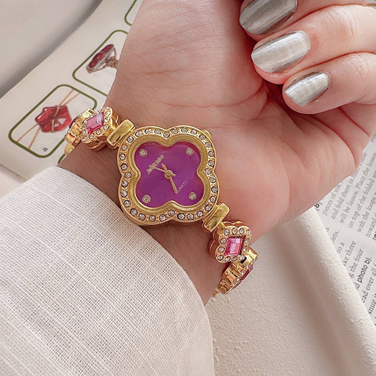 ست ساعت زنانه و دخترانه نگین دار ونکلیف بهمراه ست گردنبندو گوشواره ودستبند ارسال رایگان