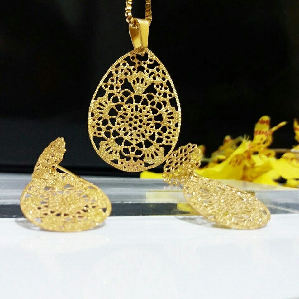 نیم ست زنانه و دخترانه ظریف و سبک طرح طلا استیل بهمراه زنجیر استیل ارسال رایگان
