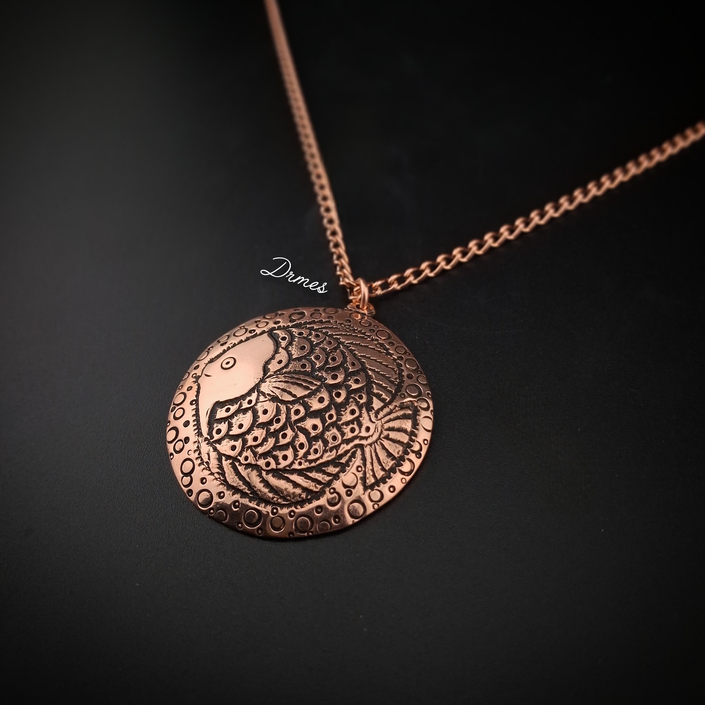 گردنبند مسی زنانه ماهی قلمزنی