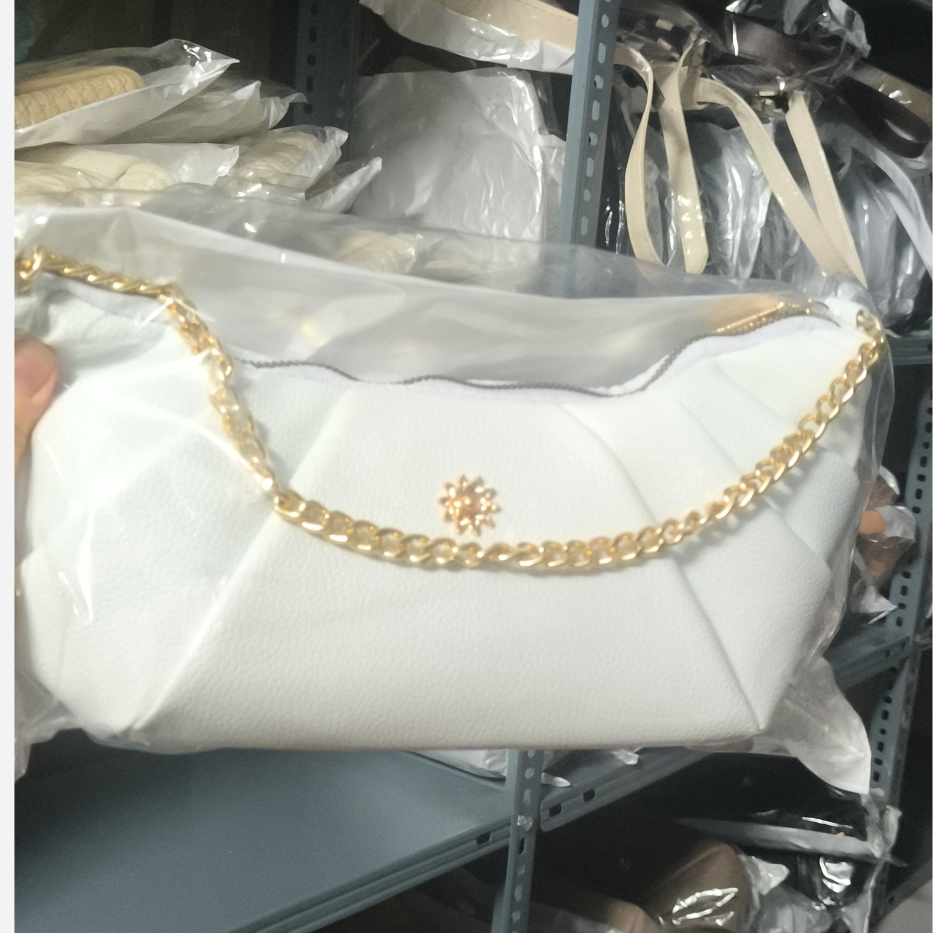 کیف زنانه پاسپورتی دستی و دوشی بند زنجیری چین دار