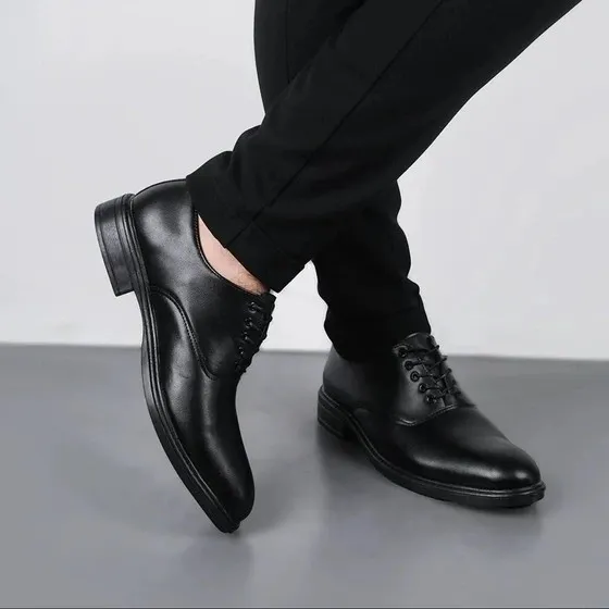 کفش اسپرت مردانه چرم صنعتی مدل بندی رنگ مشکی سایز 40 تا 44
