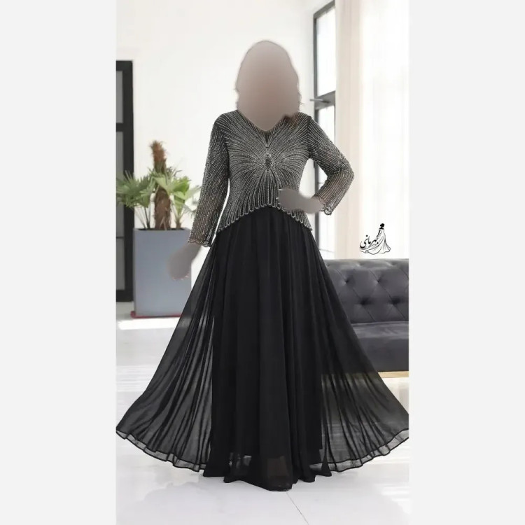 ماکسی سایز بزرگ مجلسی حریر درجه یک مشکی نگین دار و مروارید دوزی شده کاپدار سایز 46 تا 56