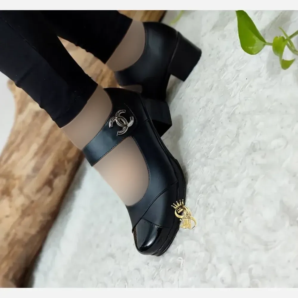 کفش طبی مجلسی زنانه مدل شنل عروسکی چرم صنعتی مشکی پاشنه 5 سانت