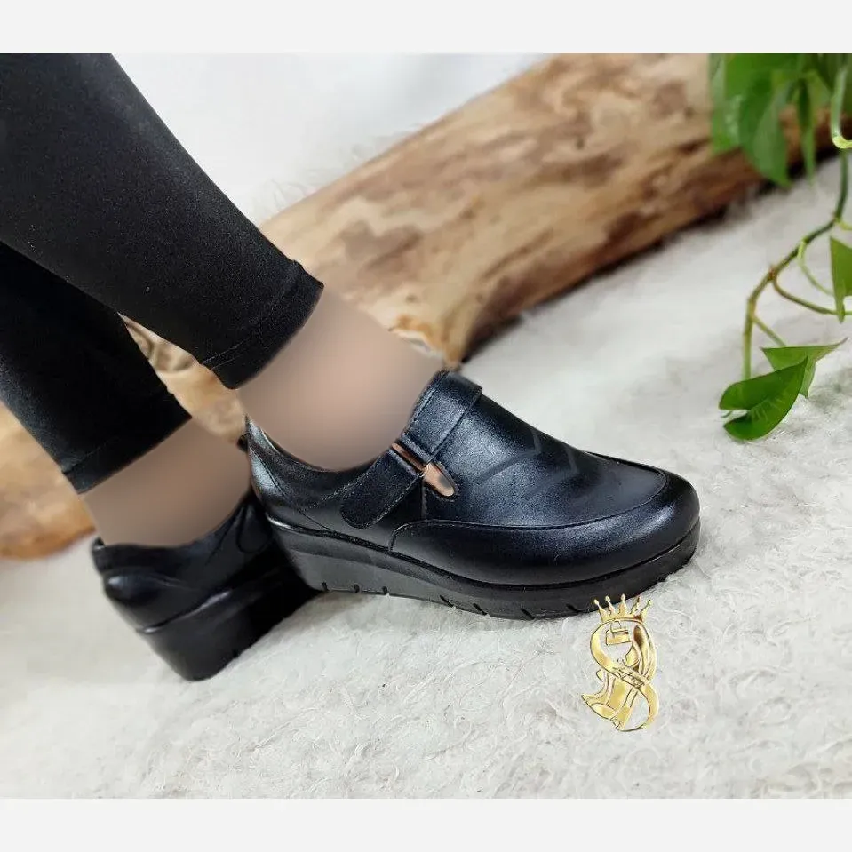 کفش طبی زنانه مدل دالیا چسبی جنس چرم صنعتی رنگ مشکی