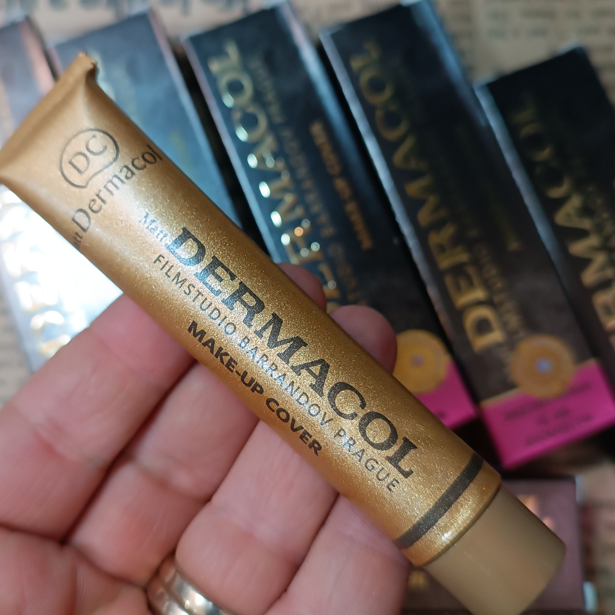 کرم پودر درماکول اصلی هلوگرام دار dermacol گیاهی
