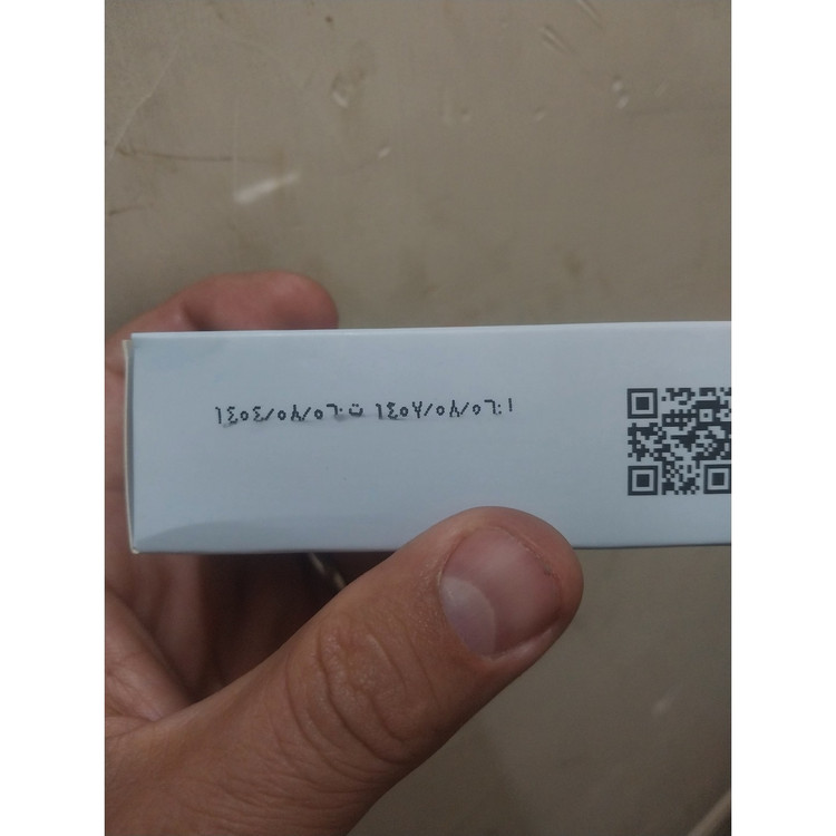 کرم ضد آفتاب بی رنگ ژیناژن با SPF50 مناسب پوست چرب و مختلط