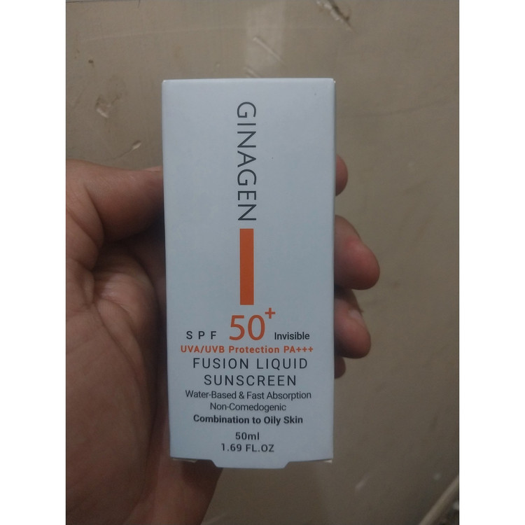 کرم ضد آفتاب بی رنگ ژیناژن با SPF50 مناسب پوست چرب و مختلط