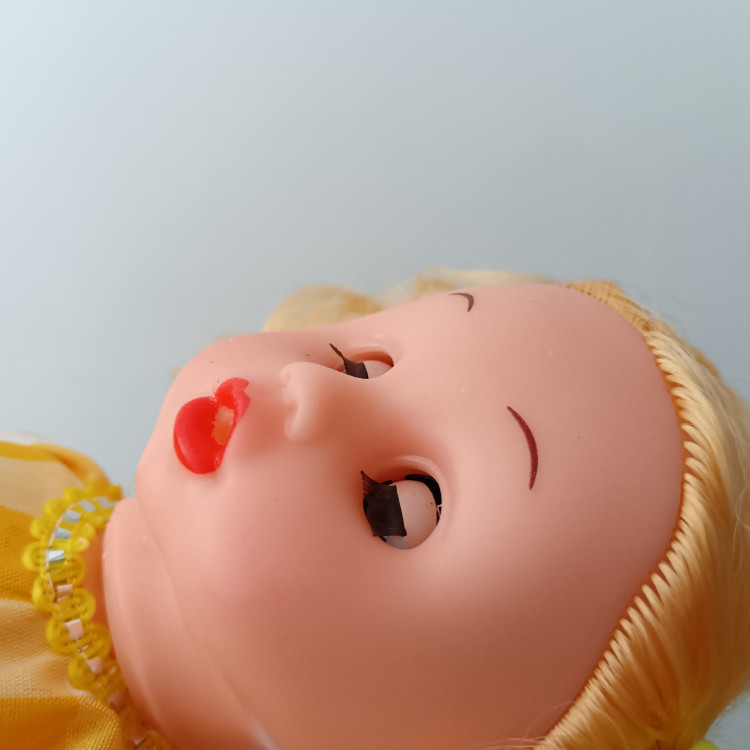 عروسک جیشو به همراه پوشک و شیشه شیر عروسک جیشو مفصلی عروسک بی ادب عروسک جیش کن