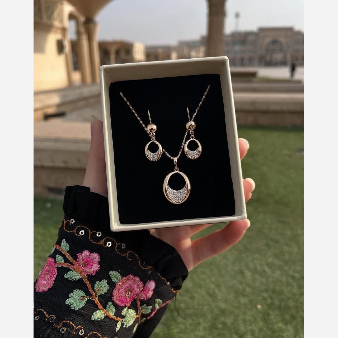 نیم ست ژوپینگ طرح طلا با نگین کاری سفید