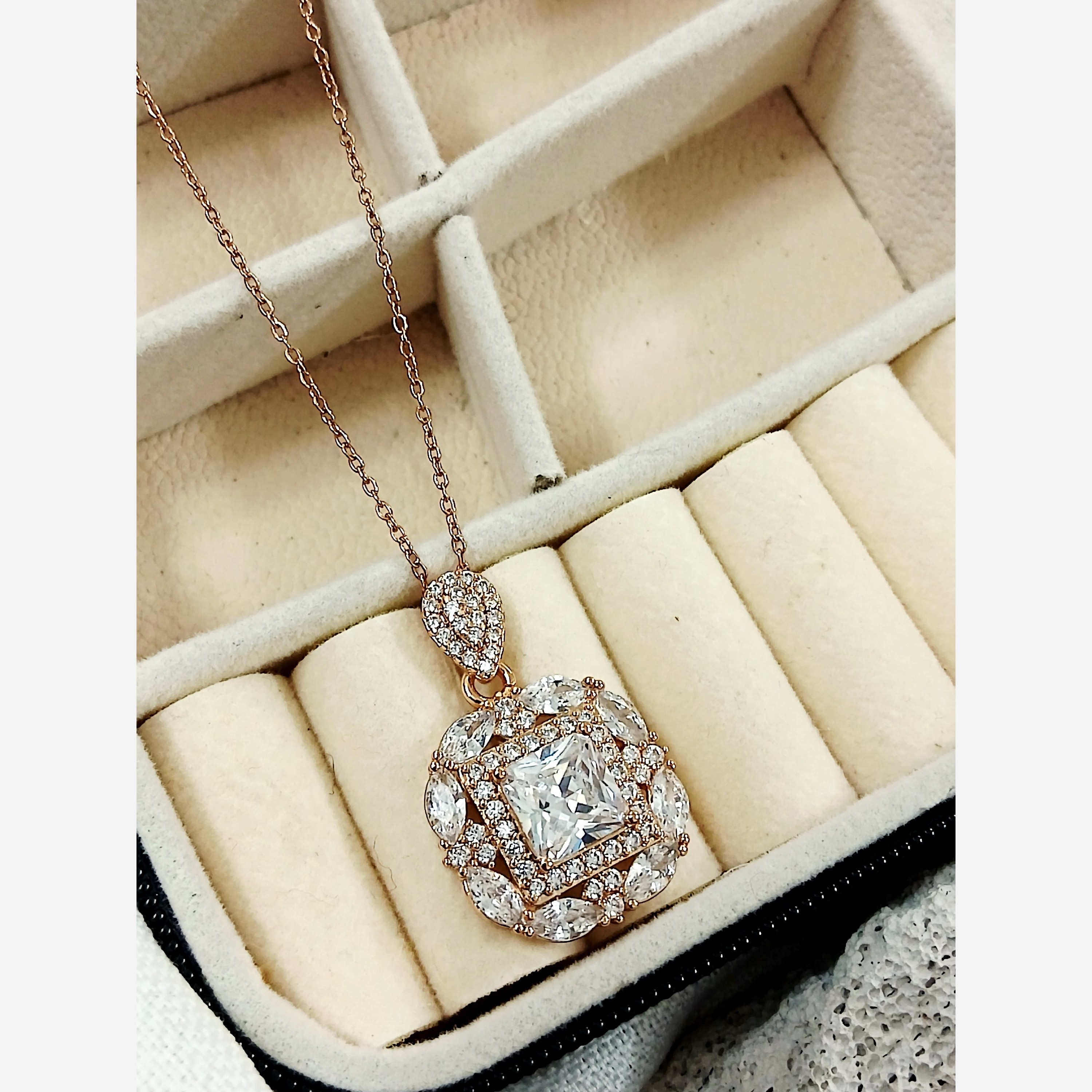 گردنبند ژوپینگ پر نگین اصلی ژوپینگ نگین دار فول نگین