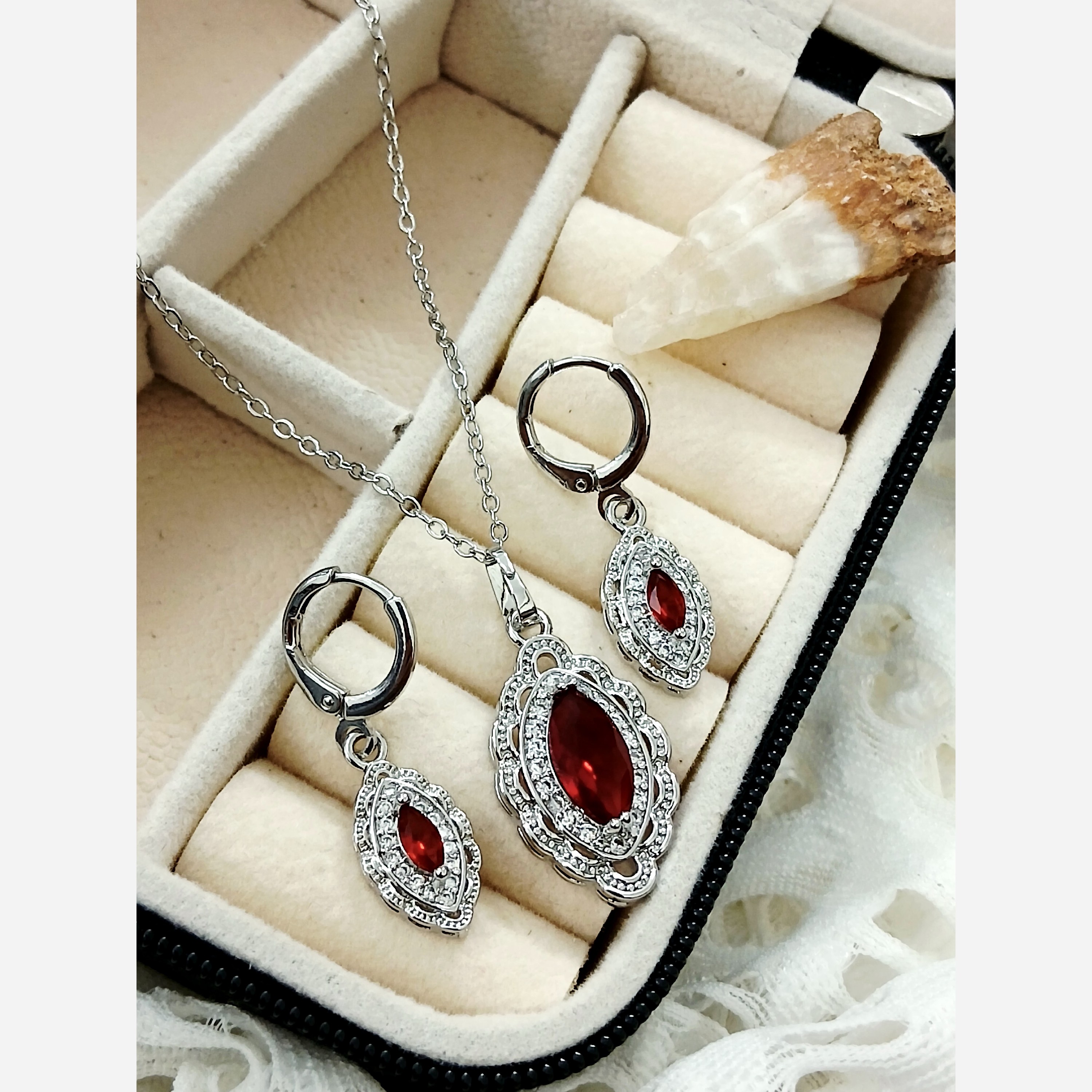 نیم ست زنانه بیضی نگین قرمز دور نگین خاص و شبک درجه یک