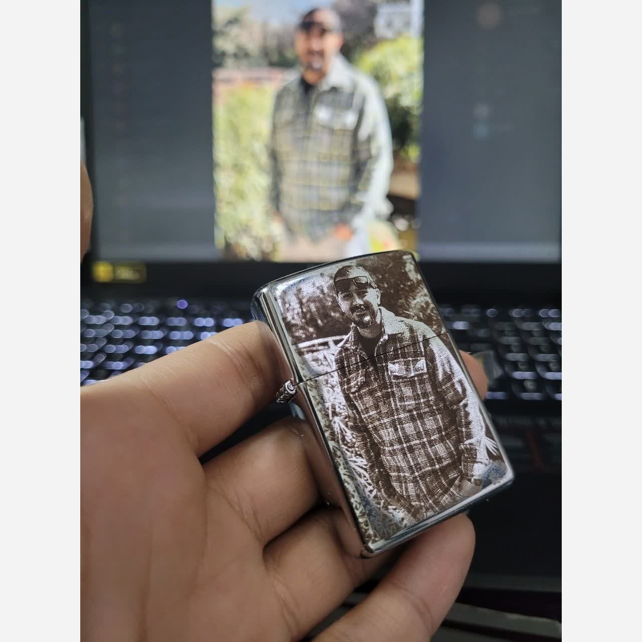 فندک بنزینی با حک عکس و متن جنس استیل رنگ ثابت در دو رنگ مشکی و نقره ای