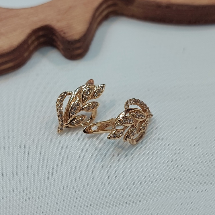 گوشواره حلقه ای ژوپینگ جنس استیل با ابکاری طلا طرح برگ