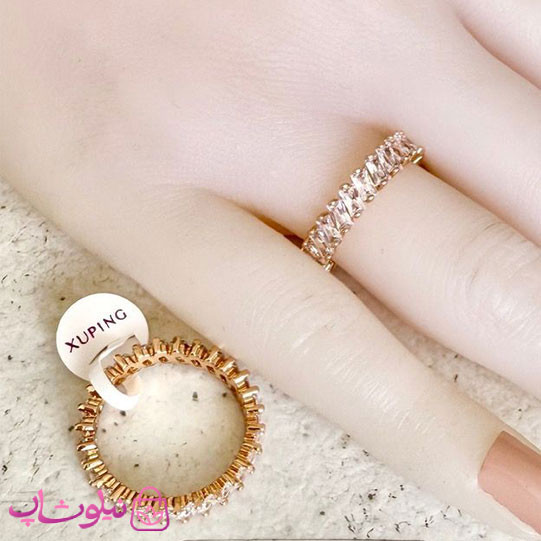 انگشتر زنانه ژوپینگ تنیسی مدل نگینهای باگتی اریب طلایی کد 5491