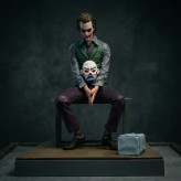 اکشن فیگور جوکر The Dark Knight اورجینال نشسته همراه با لوازم