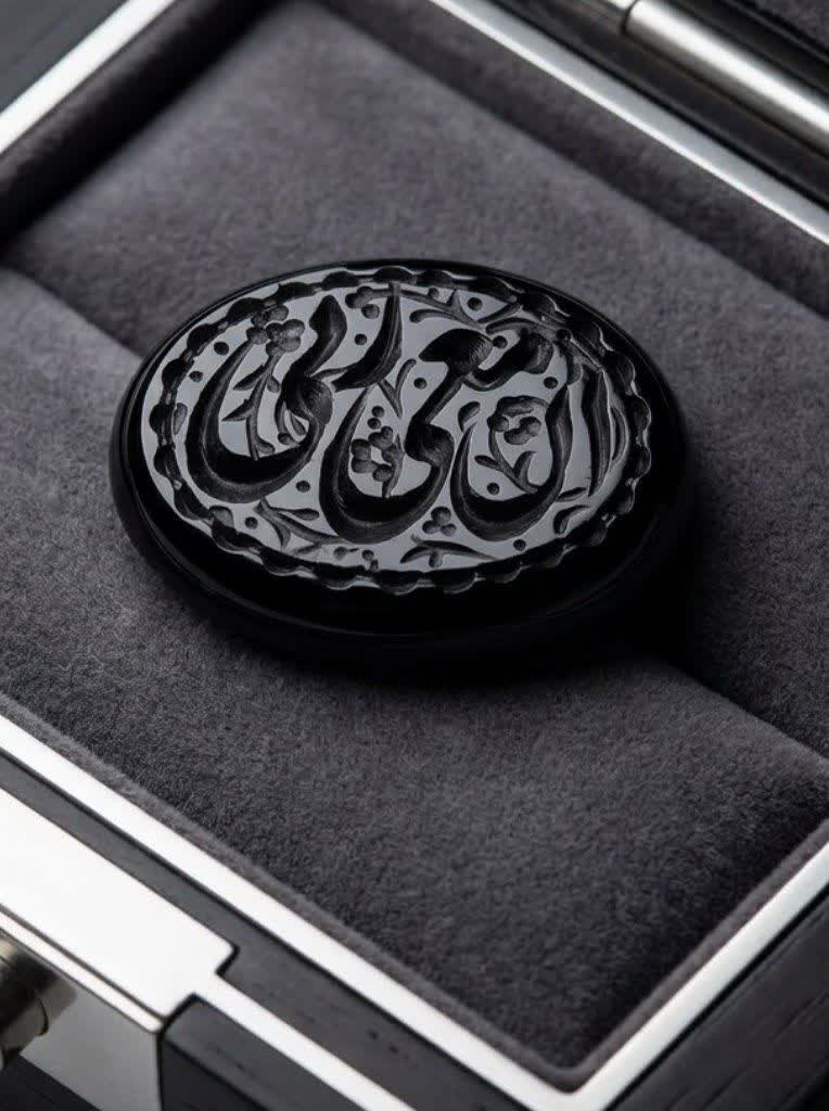 نگین عقیق مشکی حکاکی ان معی ربی کد 5909