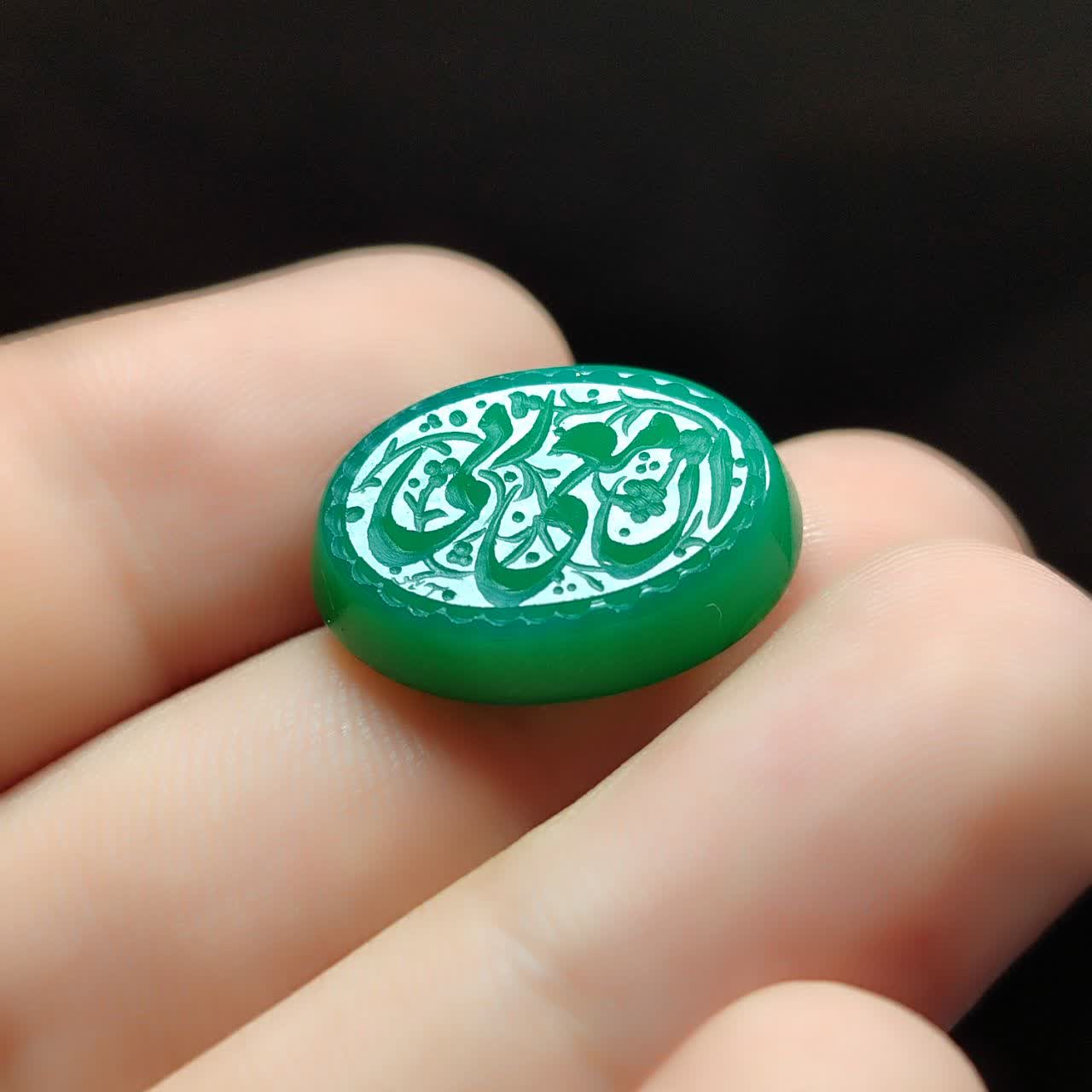 نگین عقیق سبز حکاکی ان معی ربی کد 5852