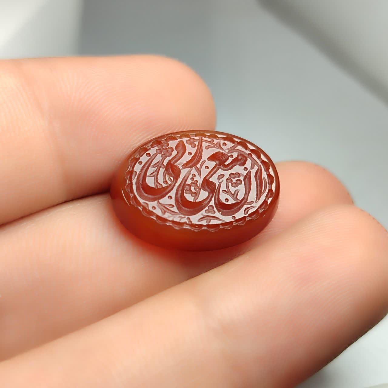 نگین عقیق قرمز حکاکی ان معی ربی کد 5847