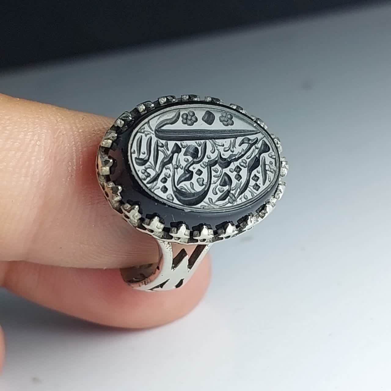 انگشتر آلیاژی باسنگ عقیق مشکی حکاکی امیری حسین ونعم الامیر کد 5565