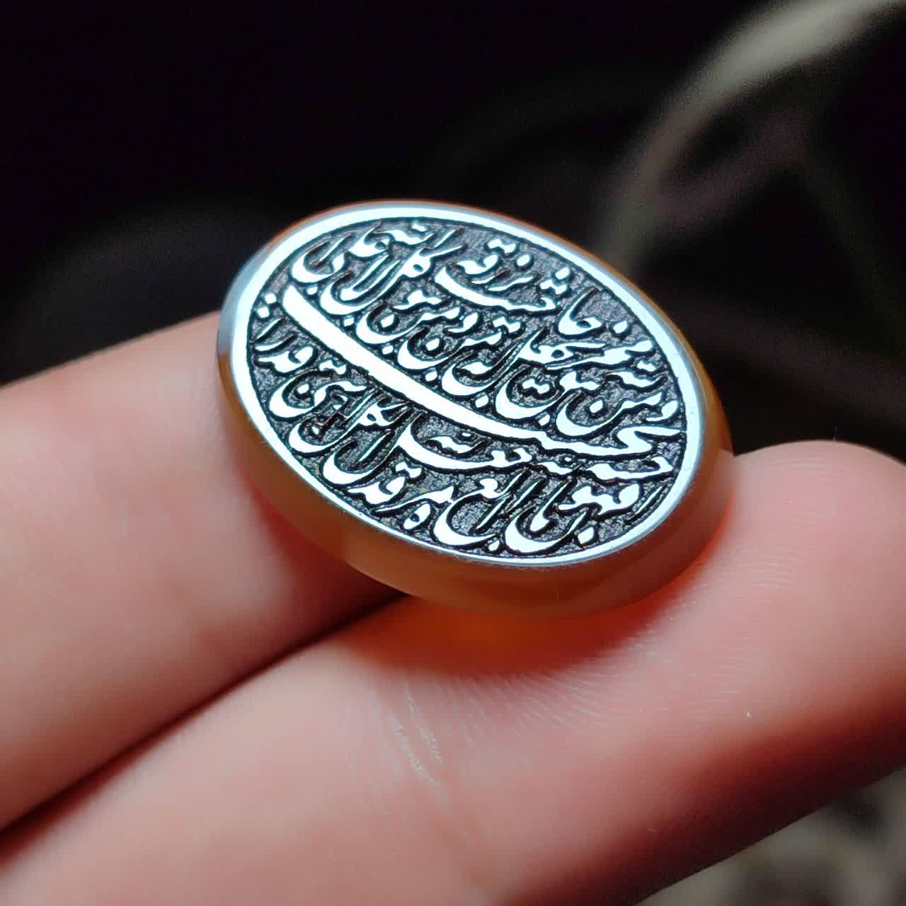 نگین عقیق قرمز حکاکی "و من یتق الله"تجلی تقوا، قدرت و زیبایی؛ گوهری بیبدیل از کلام الهی کد 3870