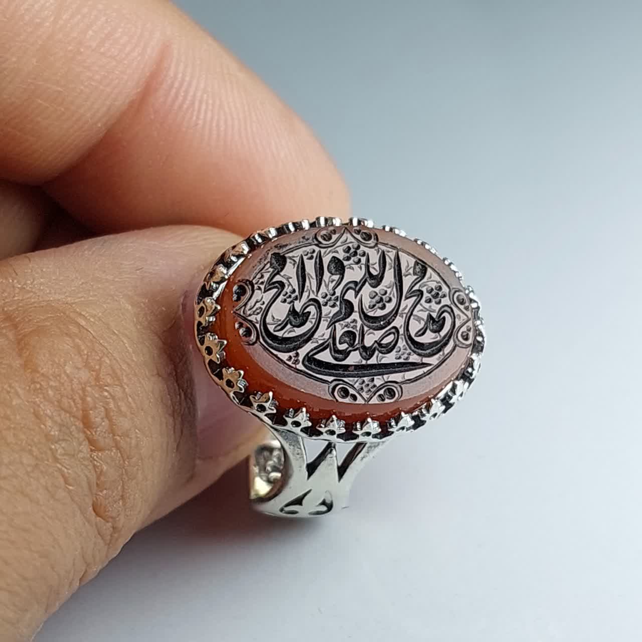 انگشتر عقیق قرمز حکاکی ذکر صلوات رکاب آلیاژی باکیفیت کد 3809