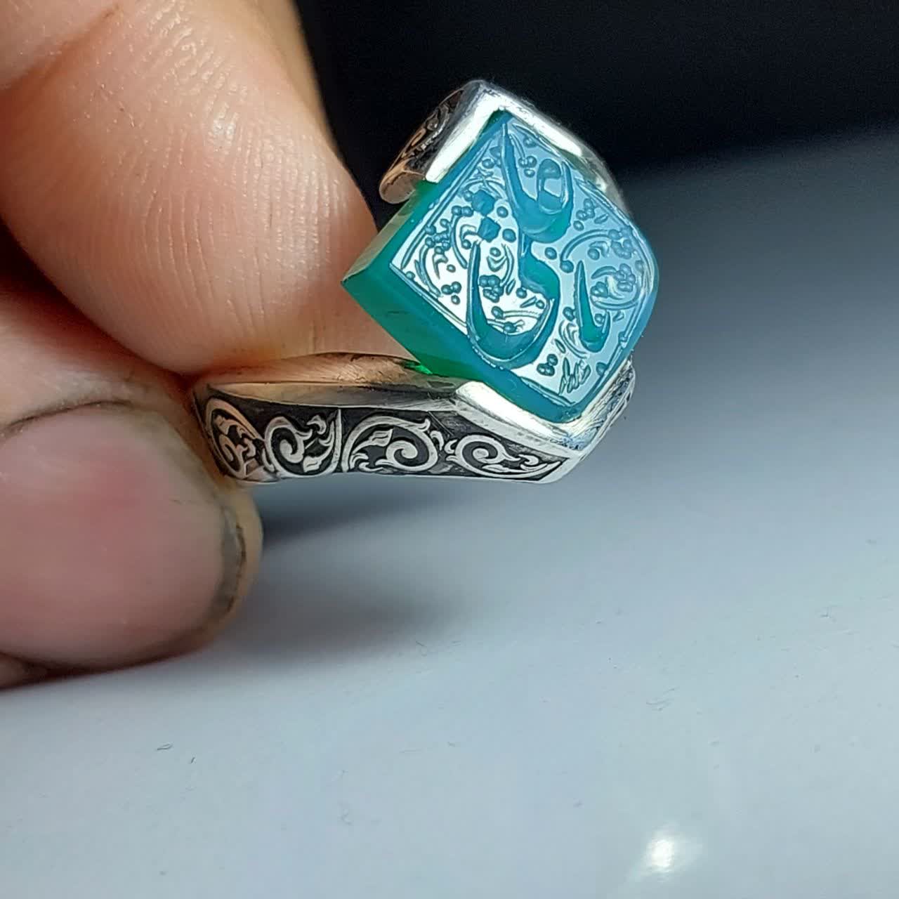 خرید انگشتر عقیق سبز خطی با ذکر «یا علی»؛ طرح رکاب نقطه کد 1877