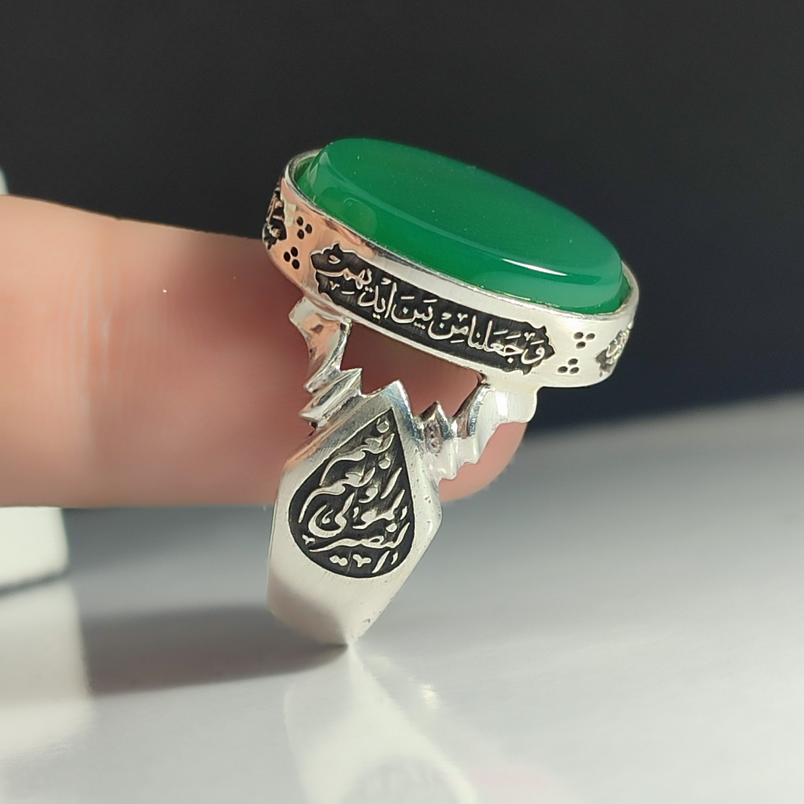 انگشتر نقره باسنگ عقیق سبز ذکر روی رکاب (صلوات حضرت زهرا) ذکر بغل رکاب (حسبنا الله ونعم الوکیل نعم المولا ونعم انصیر) ک