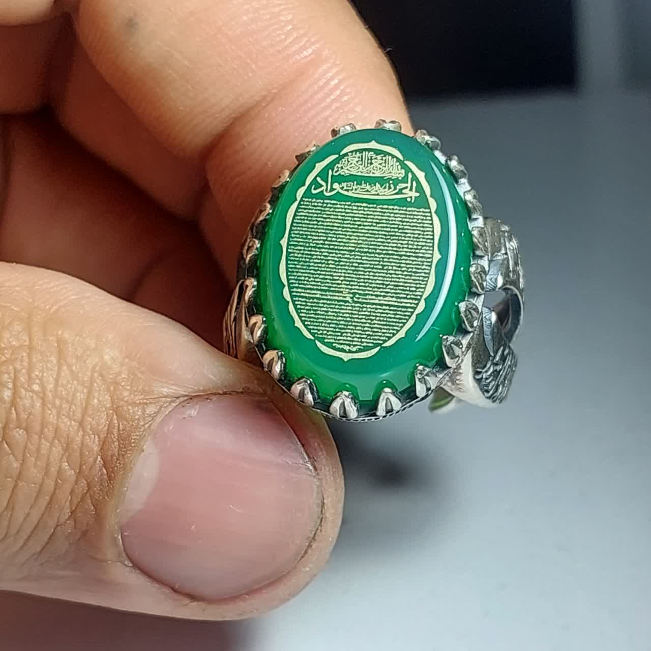 خرید انگشتر نقره حرز امام جواد روی عقیق سبز با رکاب ذوالفقار محافظی قدرتمند کد 2122