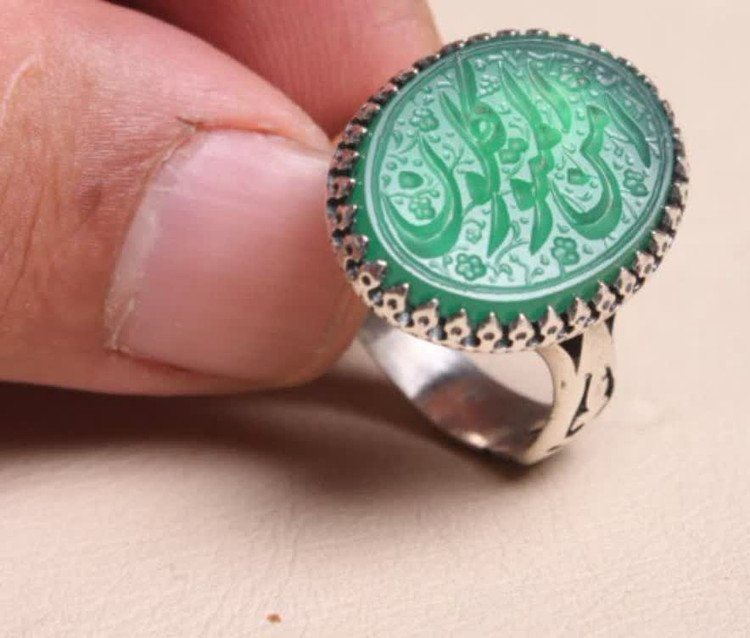 خرید انگشتر عقیق سبز خطی با ذکر «امن المتوکلون»؛ پناهگاهی از نور و آرامش کد 4262